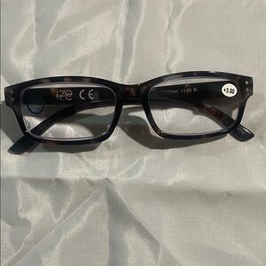 IZE Tortoise Shell Rectangular Reading Glasses